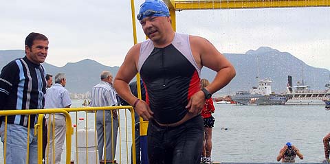 Михаил Тиблевич завершил плавательных этап - триатлон в Аланье 2006